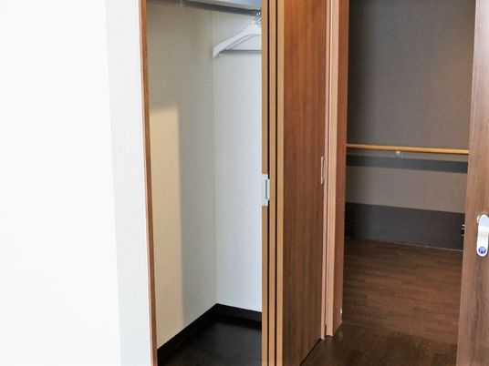 両開きのドアがついた施設内の収納の様子。居室に用意された収納設備