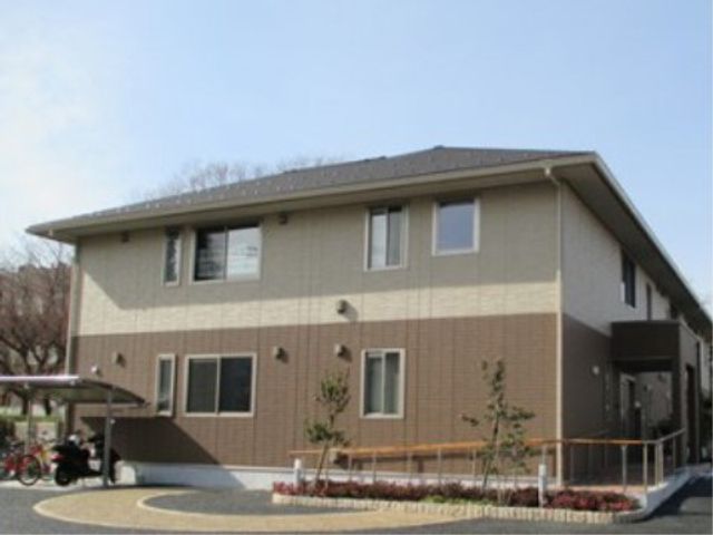 施設外観は周辺の建物との調和も考え、穏やかで優しい色合いを採用しています。ご高齢者様に愛される作りを目指しています。