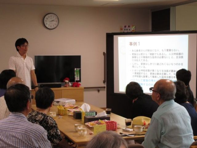 介護についての勉強会など、常に介護力アップのための教育・研修を行っています。向上心を持って取り組めるように工夫もしています。