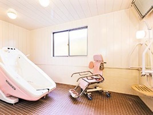 座った姿勢のまま入れる介護浴槽が写っている様子。施設に用意された設備