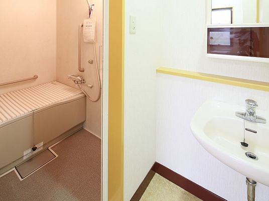 一般家庭と変わらない浴室と脱衣所。浴室内には手すりが多めにつき、安全に移動できるようになっている。