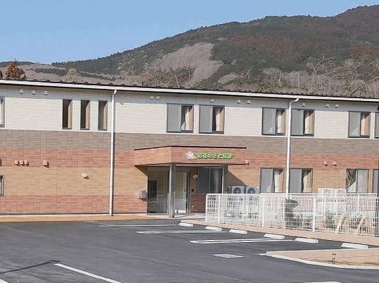 ２階建てのコーポのような色合いの建物。サービス付き住宅の外観写真