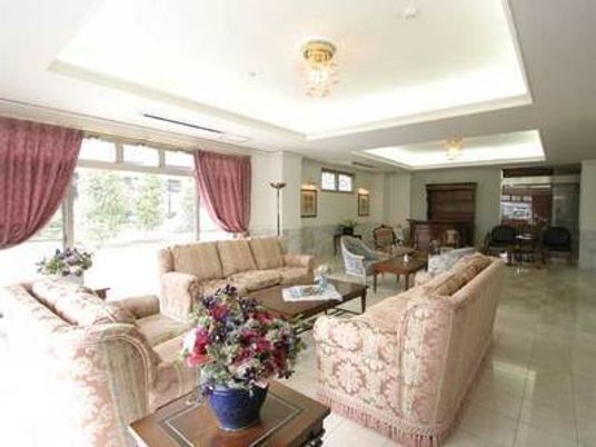 どっしりとしたソファの応接セットが置かれているラウンジには大きな窓もあり、明るい雰囲気。