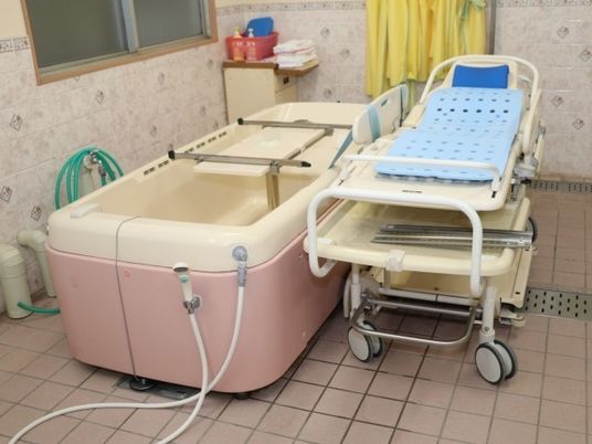 寝たきりの姿勢に対応している介護仕様の浴槽の様子。施設内の設備の写真