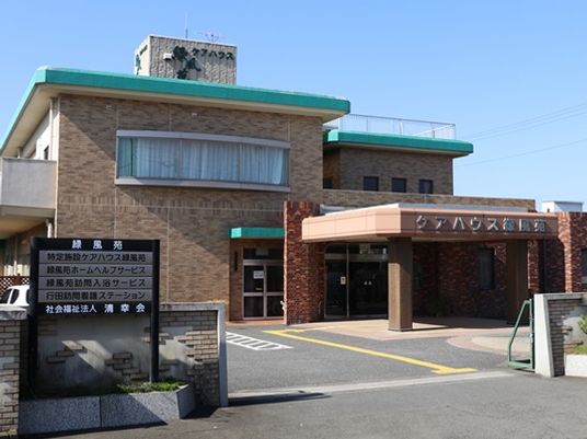 鉄骨造２階建ての建物の外観写真。雨除けのひさしがある２階建ての高齢者向け住宅の様子