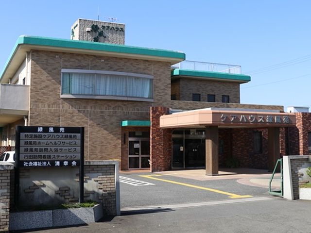 鉄骨造２階建ての建物の外観写真。雨除けのひさしがある２階建ての高齢者向け住宅の様子 お住まいとして、介護施設として頼れる存在になれるように。わたしたちに生活のサポートをおまかせください。
