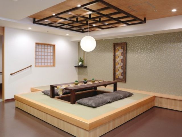 和室には掘りごたつをご用意し、くつろいでいただいています。ほかほか暖かいおコタツは、季節になると大人気。
