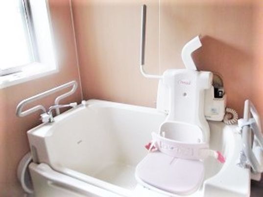 座った姿勢を保てる介護用浴槽の様子。施設内に用意されている設備の写真