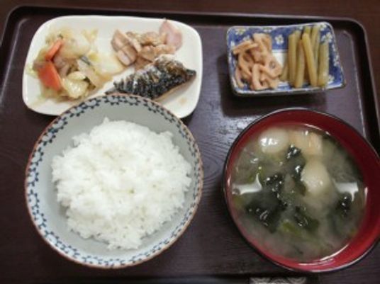 ごはんやみそ汁、そのほかのおかず類がそろっているある日の夕食メニュー