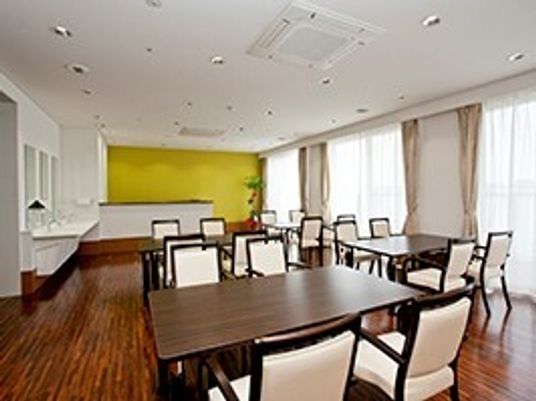 食事やレクリエーションを行う施設内の広めの共有スペースの様子
