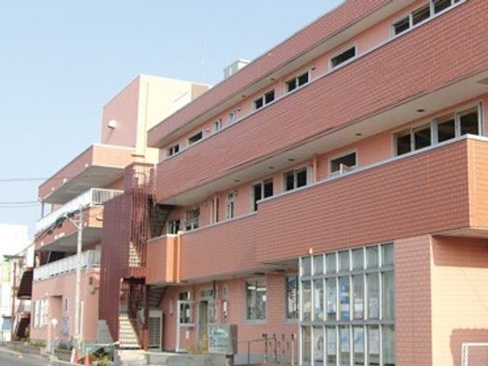 茶色の壁の鉄骨造の建物温写真。日当たりが良く聞もぎよい空間であることが分かる