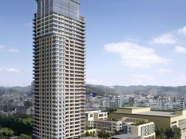 寝ている高齢女性に笑顔で話しかける女性介護スタッフ。花柄エプロンを付けている。 「もう半世紀すこやかに」の想いをかたちに！真のパーソナルケアを追求し、より良いサービスにつなげてまいります。