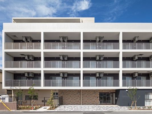 鉄骨造４階建ての建物の外観写真。マンションのような設計の建物