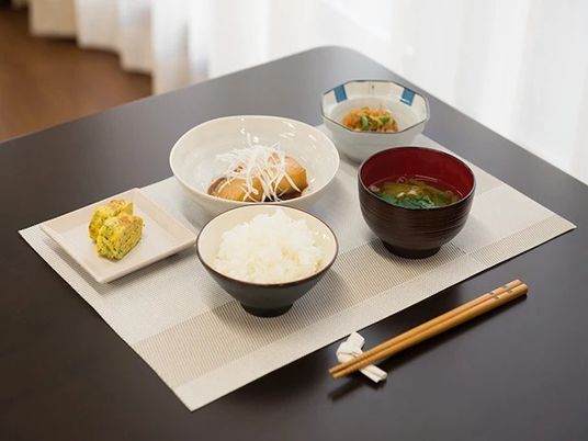 ごはんや汁物、おかずがそろったある日のメニューの様子。施設内のメニュー例