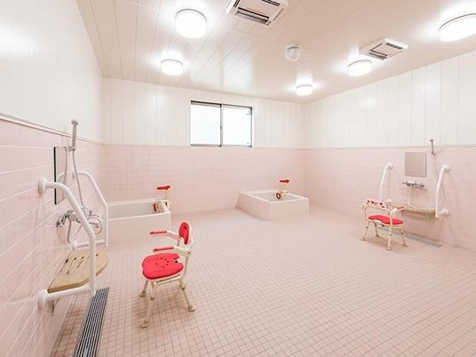 広めのスペースにシャワースペースがある浴室。奥のほうに小さな浴槽