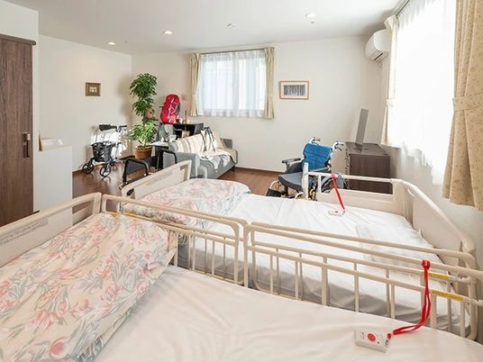 介護用ベッドが二つ並んでいる施設内の一室。二人部屋の質内の様子