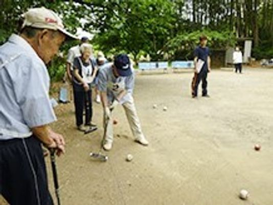 ゲートボールのような競技に打ち込む高齢者の様子。施設内のレクリエーション