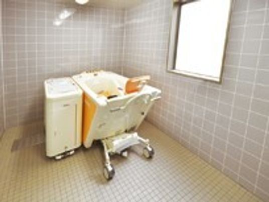 介護仕様の浴槽の様子。座った姿勢に対応している介護浴槽の写真