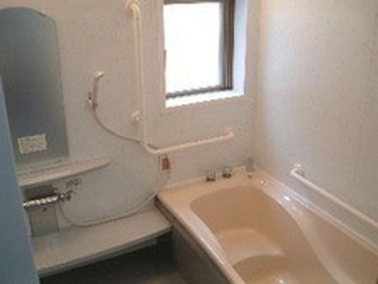 ひとりで入るタイプの個別浴槽。家庭によくあるタイプと同じ形をしている浴室