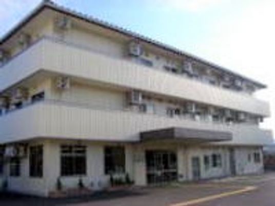 マンション風の鉄骨造３階建ての建物の様子。日当たりの良い環境、青空が見えている様子が分かる