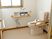 手すりや呼び出しボタンが設置されたトイレは介助できるスペースも広い。