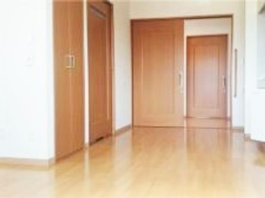 左側に収納がついている小さな部屋の様子。奥のほうに個室の出入り口がついている部屋