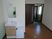 鏡が付いた洗面所や冷蔵庫が置かれているフローリングの部屋には家具は置かれていない。