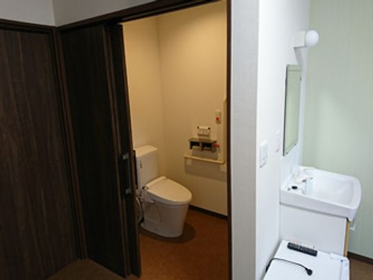 トイレには手すりが付き、スライド式のドアが設置され、洗面所には鏡も付いている。