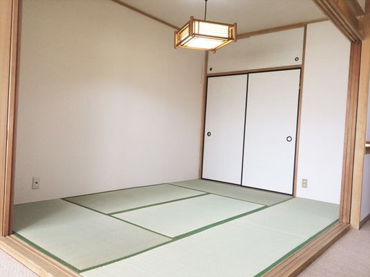 本格的な畳敷きの和室の周りには障子があり、押し入れもついている。
