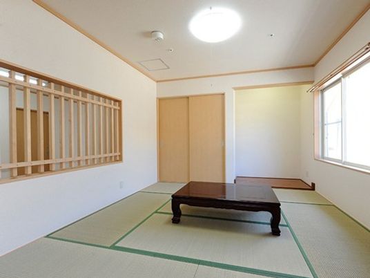 本格的な畳敷きの和室には押し入れや床の間、大きな窓が付いている。