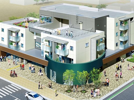 白を基調とした4階建ての建物。屋上庭園もあり、建物の周辺の人の行き来も多い。