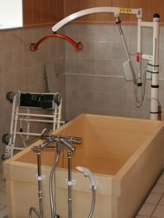 体を釣るタイプの介護浴槽が写っている。介護用の設備の一つ