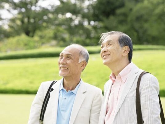 男性二人が気持ちよさそうな外に出てゆったりと何かを眺めている様子