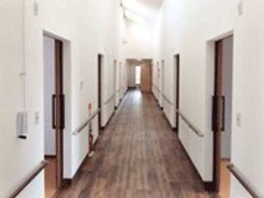 まっすぐな廊下の両サイドには居室があり、全域に手すりが付いている。