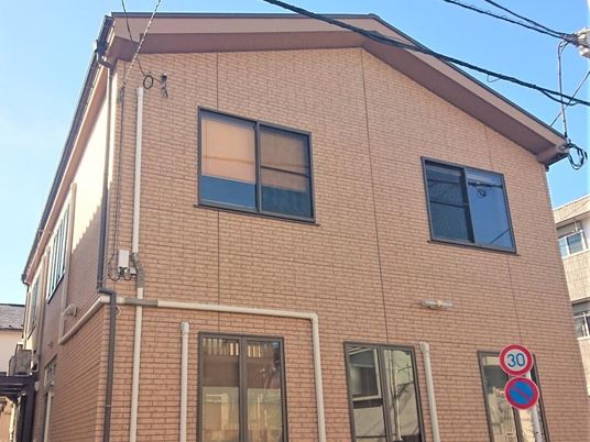 ブラウン系で落ち着いた雰囲気。レンガ調の外壁で三角系の屋根が付き、住宅地の中浮くことなく、周辺の景観になじんでいる。