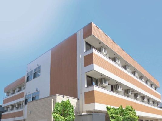 ツートンカラーの施設の外観。マンション風の外観デザインを施してある様子