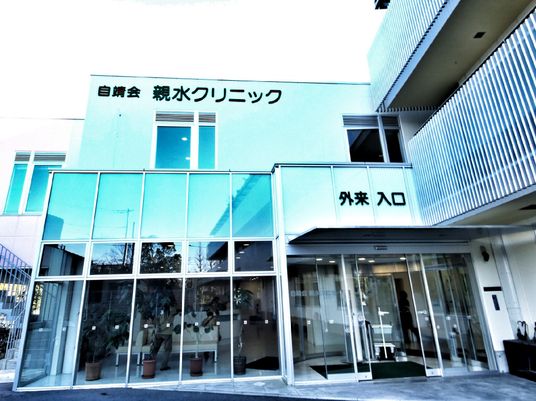 白をメインとした大きな建物。各フロアにベランダが付いていて、ガラス張りとなっている部分もある。建物周辺に緑が植えられている。