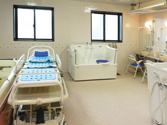 複数の機械浴が設置された浴室にはシャワースペースも完備。洗い場が広く介助も楽にできる。