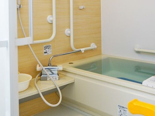 壁一面に手すりがついている施設内の浴室の様子。個別浴室の写真