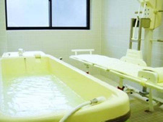 特殊な形をした臥位浴対応型浴槽。施設内に用意されている設備の写真