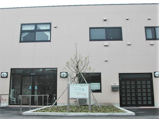 2階建てのホームは玄関前に手すりが付き、自動ドアで出入りもスムーズ。