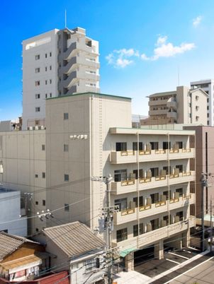通常のマンション風のデザインの施設外観。サライ萱町の外観写真