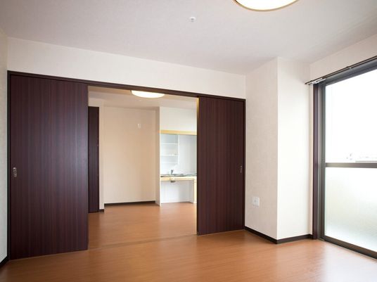 二部屋タイプの部屋の様子。入居前の部屋の全景を写したもの