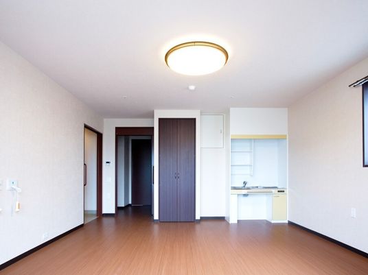 ミニキッチンがついた施設内の居室の様子。ワンルームタイプの部屋