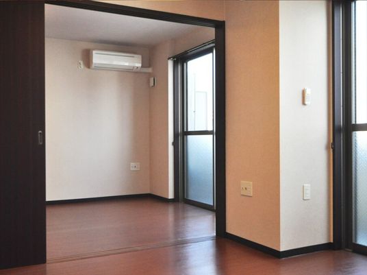 二部屋タイプの部屋の様子。広めの二人用の居室を写したもの