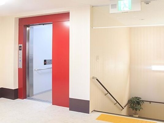 建物内に設置されたエレベーターの様子。手すりの付いた階段