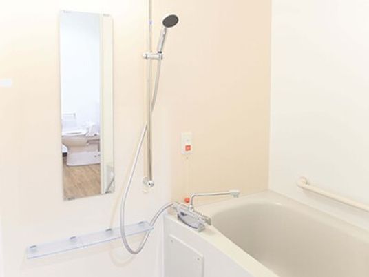 緊急コールが取り付けてある浴室。シャワーと鏡も取り付けられている