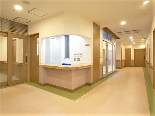 スタッフがいるスタッフステーションがいる場所。施設内の廊下の一角