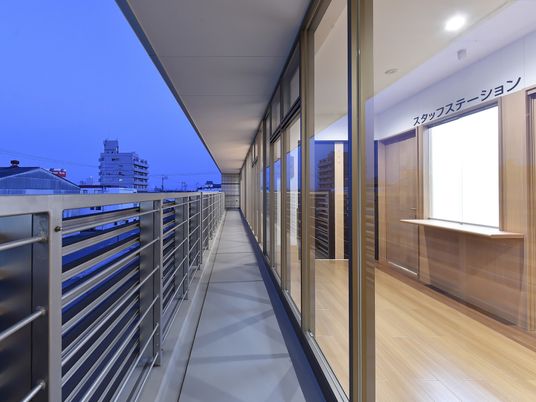 ベランダからは住みなれた街を見渡すことができる。廊下の壁は一面窓となっていてスタッフステーションなどがよく見える。