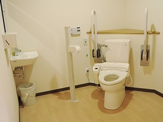 広いトイレには両サイドに可動式の手すりが付き、手洗い場もある。